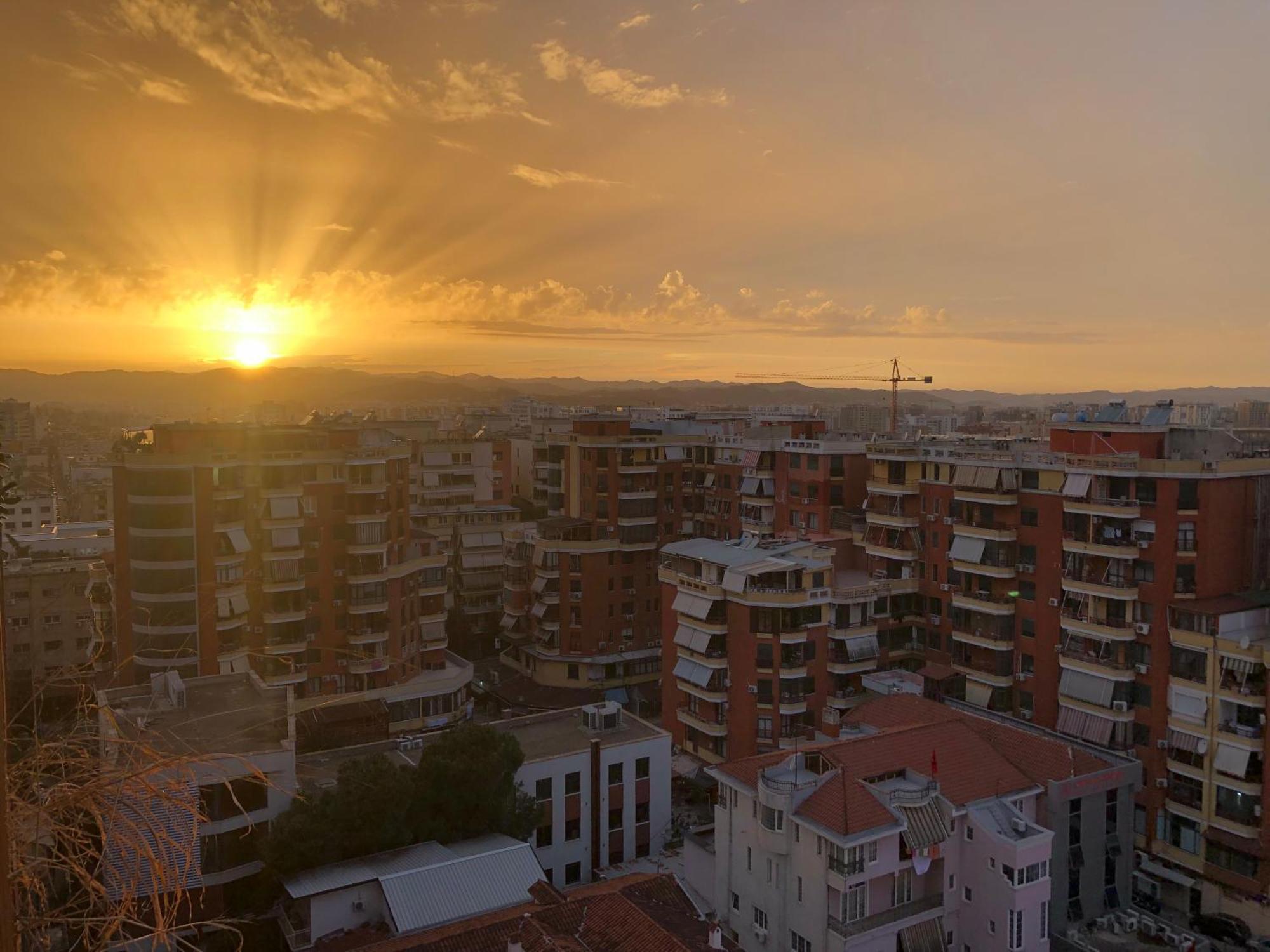 Garden Building Luxury Apartment Tirana Bagian luar foto